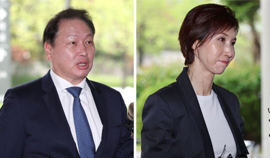 최태원(왼쪽) SK그룹 회장과 노소영 아트센터 나비 관장이 16일 오후 서울 서초동 서울고등법원에서 열린 이혼 소송 항소심 공판에 출석하고 있다. 연합뉴스